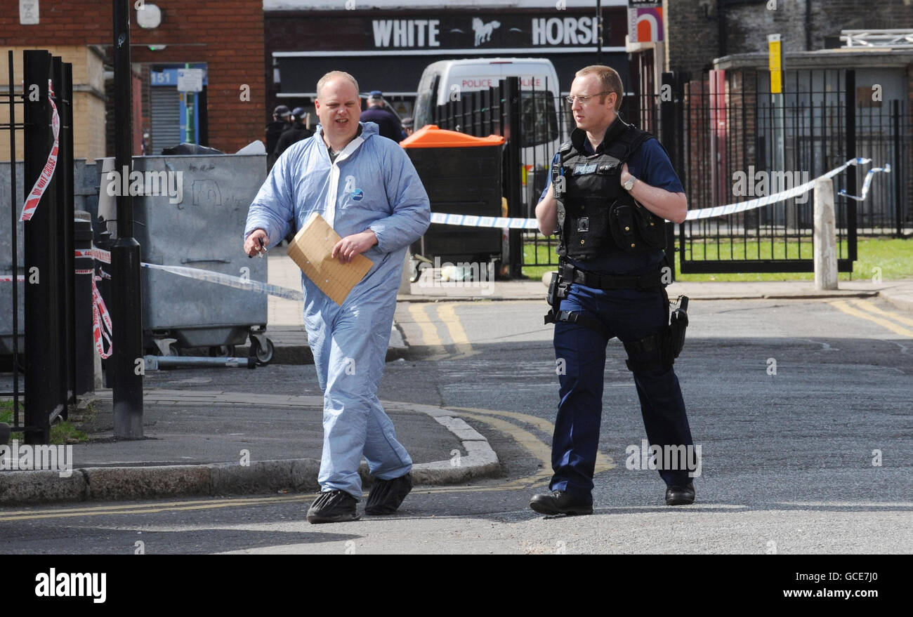 Scènes d'agents de la criminalité dans la région de Hoxton Street, à l'est de Londres près de Hoxton Chicken and Pizza à emporter où une écolière de 16 ans, Agnes Sina-Inakoju, a été abattu et plus tard est morte. Banque D'Images