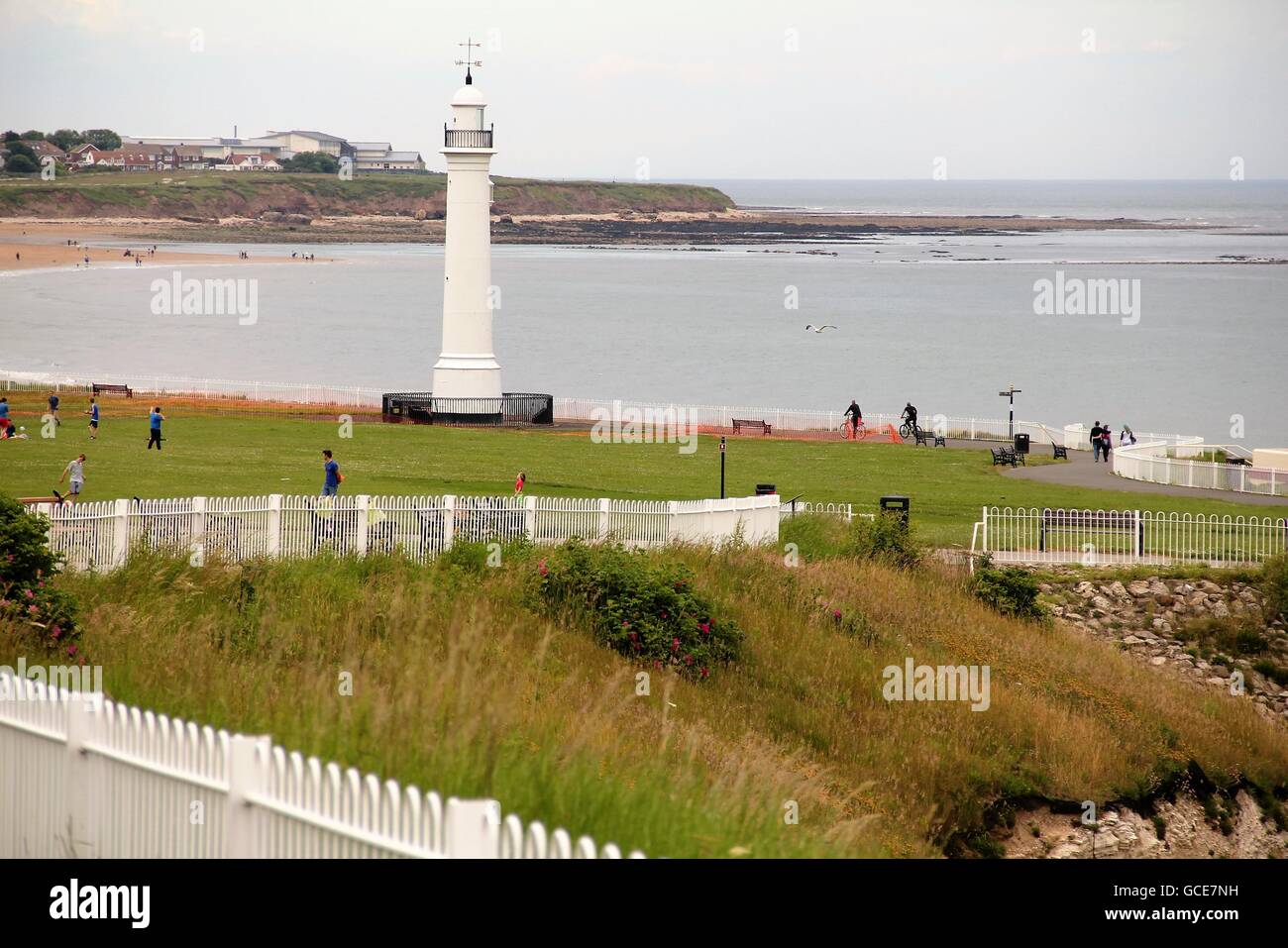 Vue sur le phare blanc à Seaburn, avec garde-corps blanc au premier plan. Banque D'Images