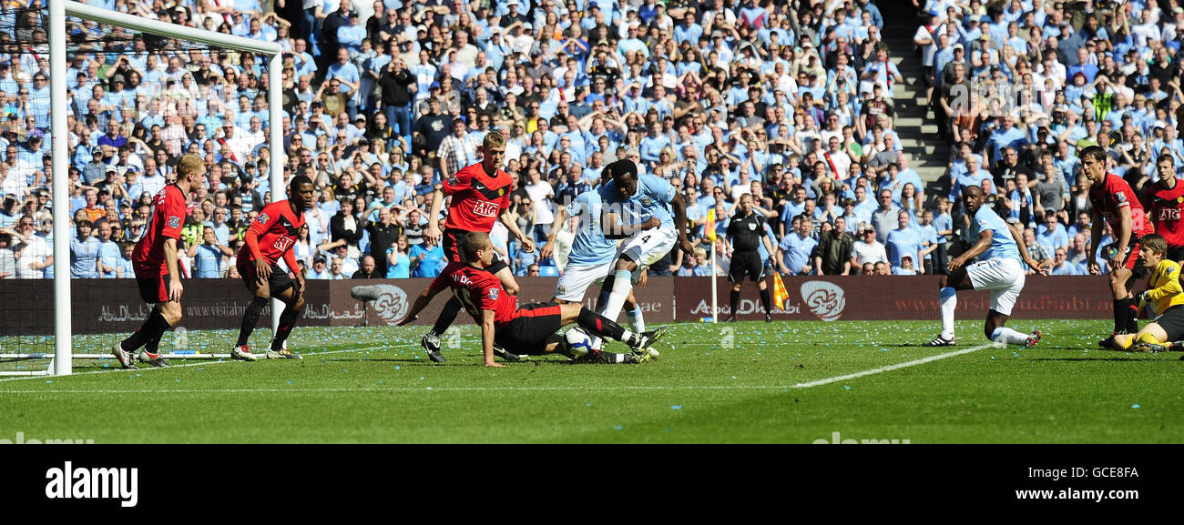 Nedum Onuoha (au centre) de Manchester City a bloqué un tir lors du match de la Barclays Premier League au City of Manchester Stadium, à Manchester. Banque D'Images