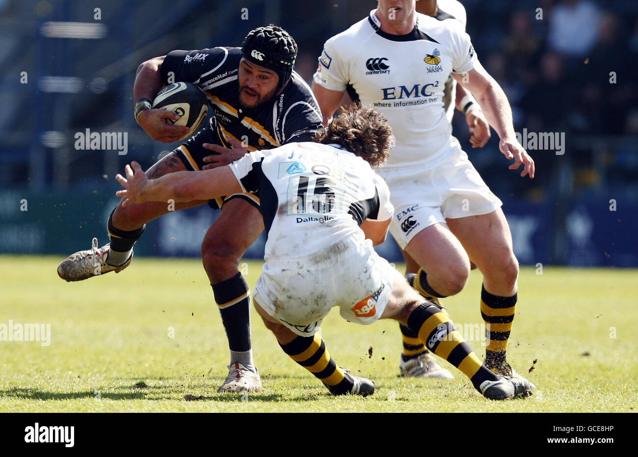 Rugby Union - Guinness Premiership - Worcester Warriors / London Wassps - Sixways.Sam Tuitupou, de Worcester, s'attaque à Wasps Ben Jacobs lors du match Guinness Premiership au Sixways Stadium, à Worcester. Banque D'Images