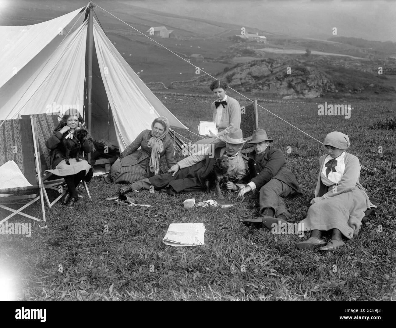 La famille du Premier ministre David Lloyd George en vacances en camping à Moel Hebog, dans le nord du pays de Galles. De gauche à droite : la fille Megan, son épouse Margaret Lloyd George, une femme non identifiée, David Lloyd George, Gwylim et Olwen, Banque D'Images