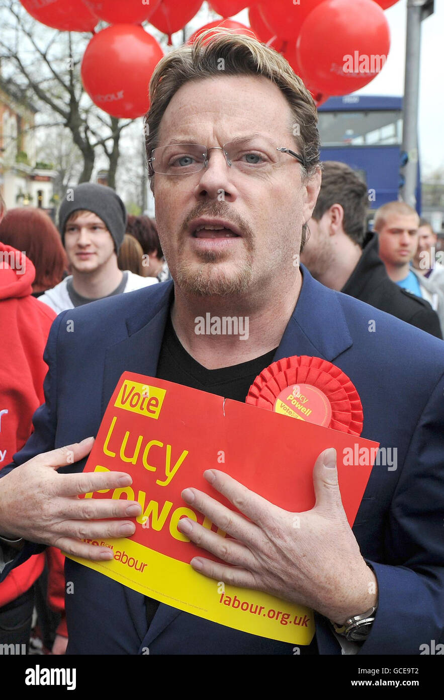 Eddie Izzard rencontre des étudiants de Fallowfield, Manchester, lors du procès de campagne électorale générale avec la candidate travailliste de Manchester Withington, Lucy Powell. Banque D'Images