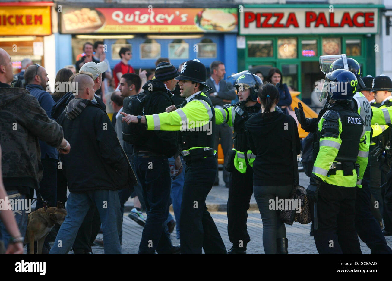 Les manifestants de gauche sont arrêtés par la police après que des bagarres aient éclaté avec des membres de la Ligue de défense anglaise dans le centre de Bristol City, à proximité des studios où Sky Television filmera le deuxième débat télévisé de ce soir à Bristol,Dans le cadre de la campagne électorale avant le jour du scrutin, le 6 mai. Banque D'Images