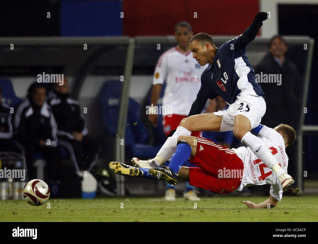 Bobby Zamora de Fulham (en haut) et David Jarim Tussle de Hambourg lors du match semi final de l'Europa League à la HSH Nordbank Arena, Hambourg, Allemagne. Banque D'Images