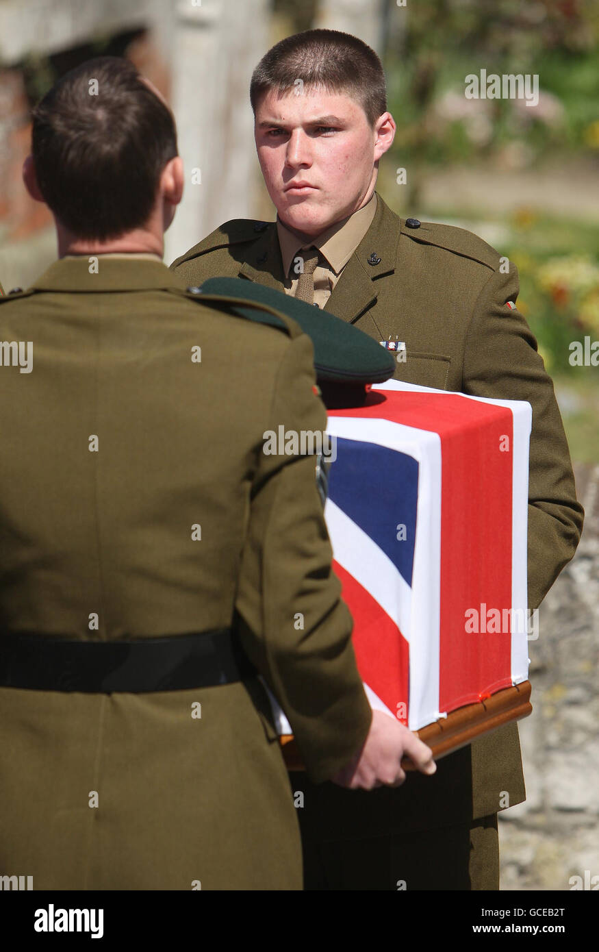 Andrew Holkham porte le cercueil de son frère Rifleman Daniel Holkham, 19 ans, du 3e Bataillon les Rifles dans All Saints Church, à Eastchurch, Kent. Banque D'Images