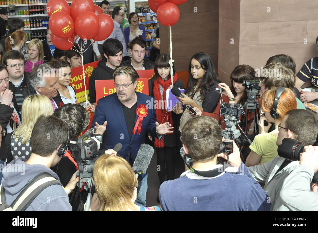 Comédien et acteur Eddie Izzard (au centre), avec le député travailliste Peter main (à gauche), en prononçant un discours aux étudiants lors de sa visite à l'Atrium de l'Université de Glamourgan à Cardiff, au pays de Galles,Où il rencontre des étudiants pour faire campagne pour le parti travailliste et leurs politiques avant l'élection générale. Banque D'Images