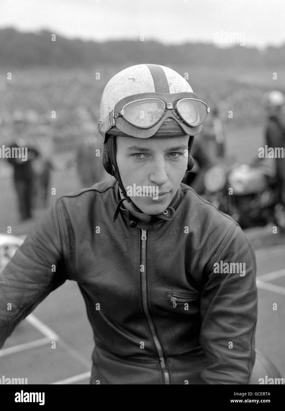 John Surtees, Norton rider. Le jeune batterait le champion du monde du motocycle Geoff Duke lors de l'épreuve non-championnat Banque D'Images
