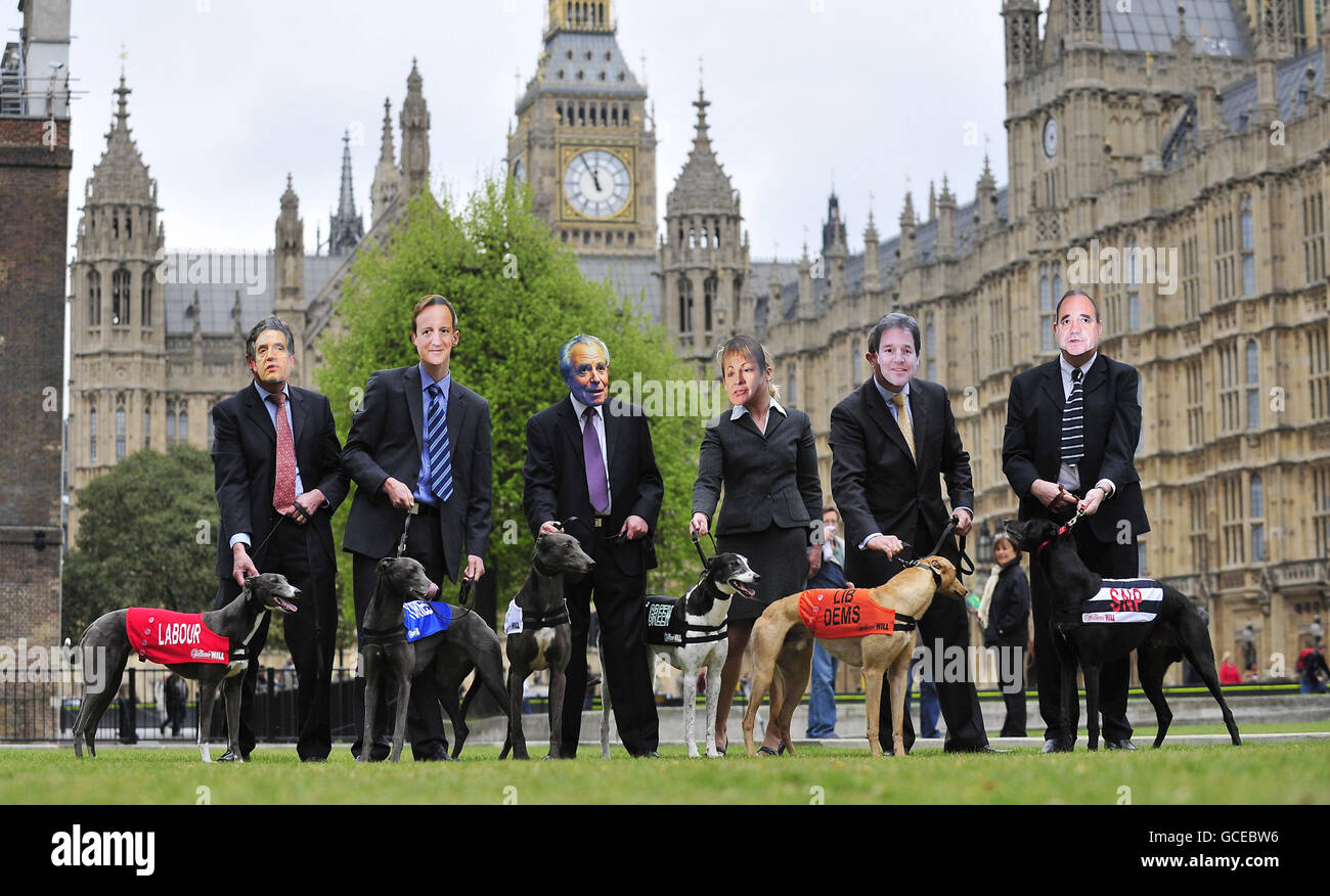Des gens portant des masques des six principaux leaders du parti lors d'une séance photo sur Abingdon Green, pour avoir un aperçu de la course de lévriers des élections générales au stade de Wimbledon le vendredi 30 avril. Banque D'Images