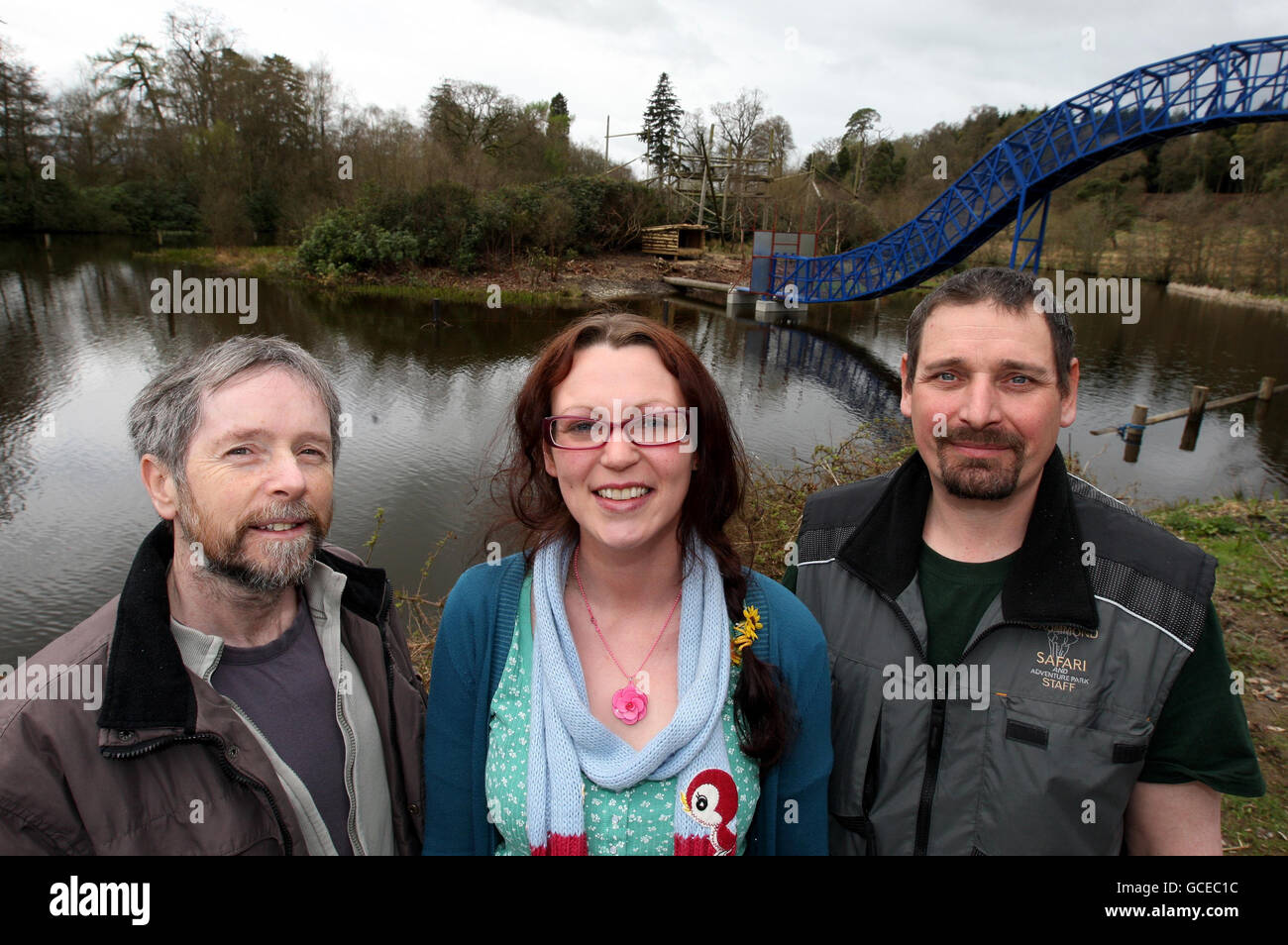 Dr James Anderson (à gauche), lecteur en psychologie à l'Université de Stirling avec l'étudiante AU DOCTORAT Louise C Lock (au centre), et gardien de Blair Drummond Safari Park Alasdair Gillies (à droite), co-auteurs d'un rapport sur la mort naturelle du chimpe de Pansy au Blair Drummond Safari Park. Banque D'Images