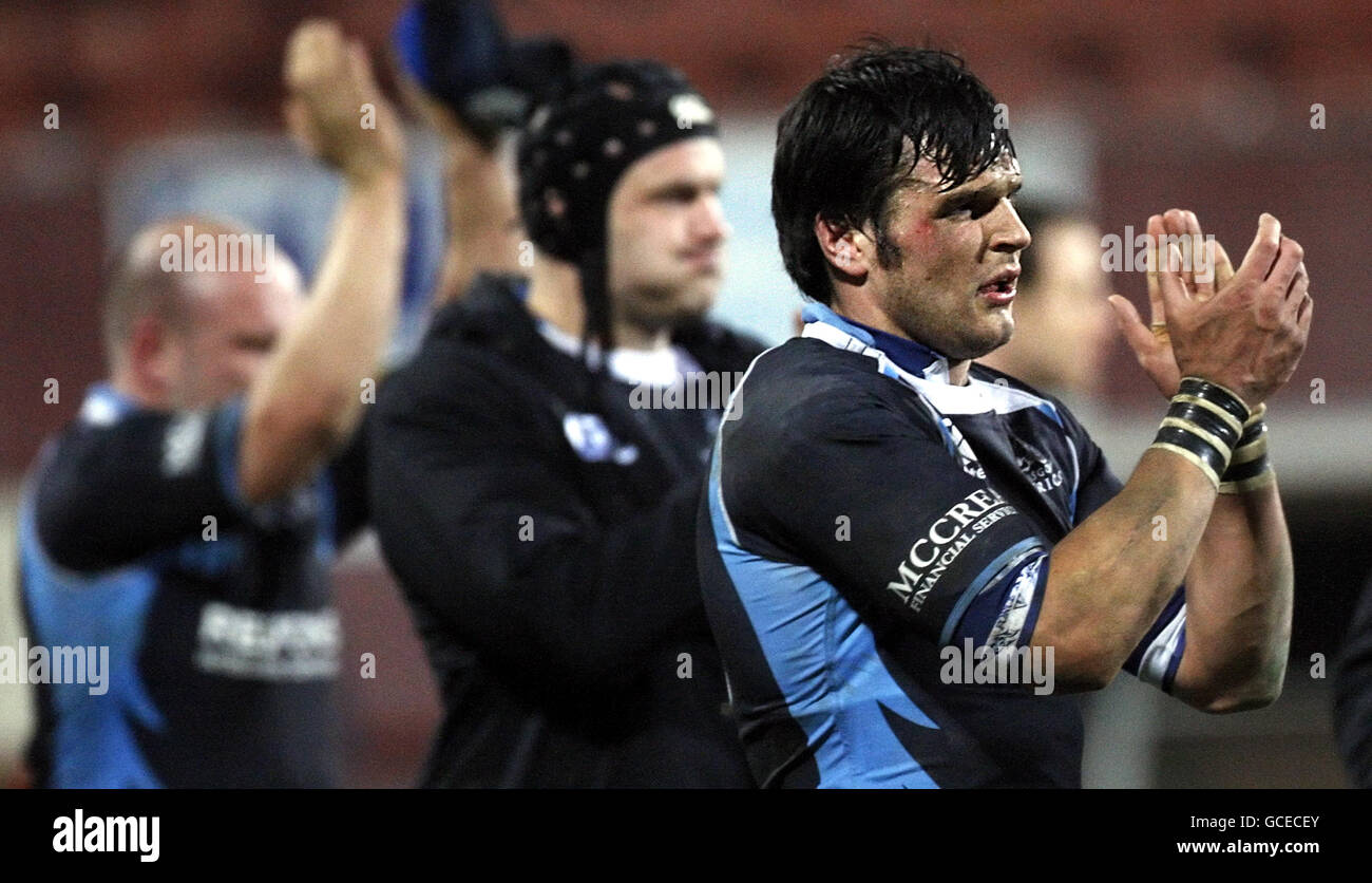 L'équipe des Glasgow Warriors applaudit la foule lors du coup de sifflet final lors du match de la Magners League à Firhill Arena, Glasgow. Banque D'Images