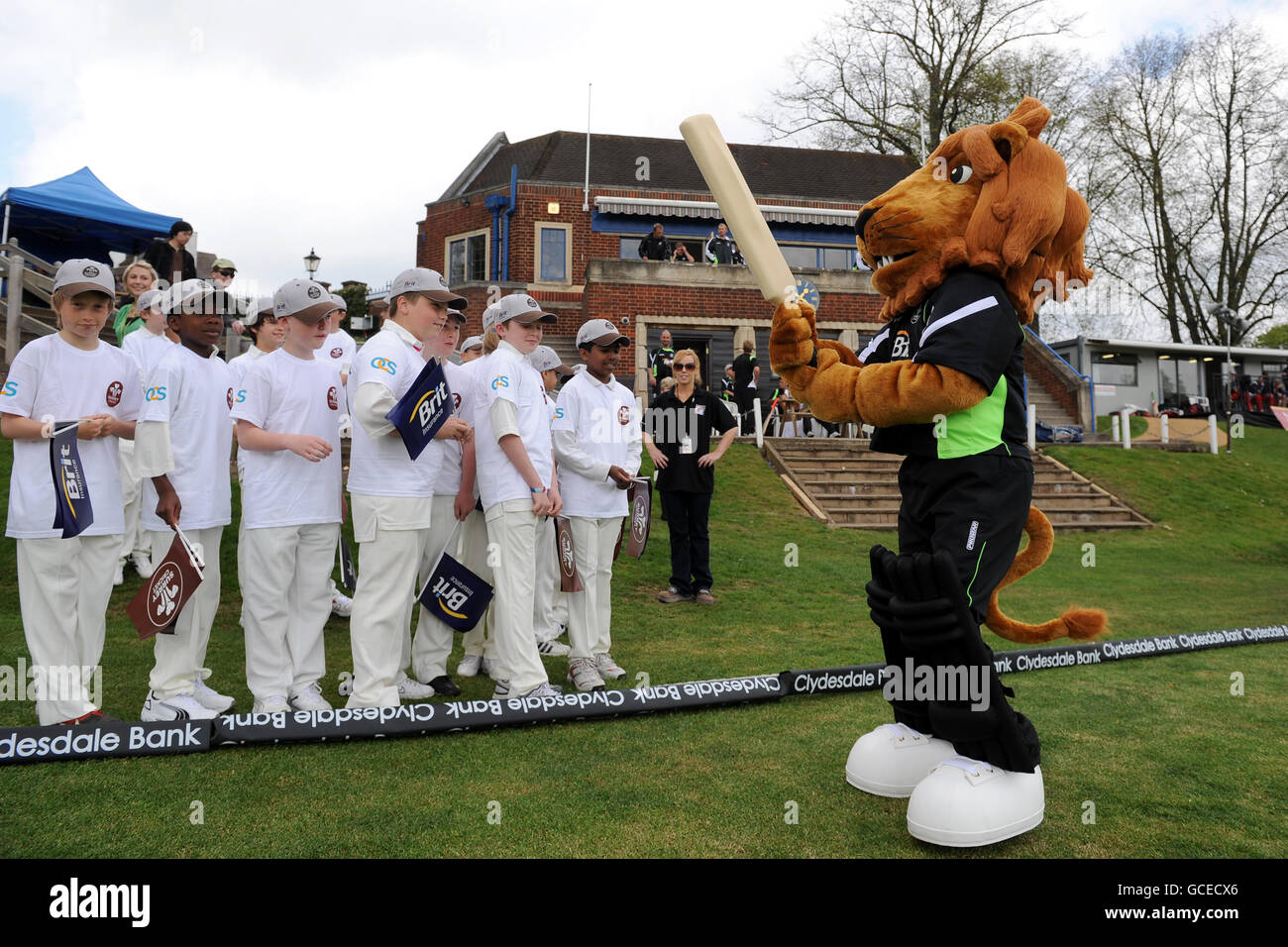 Cricket - Clydesdale Bank 40 - Groupe A - Surrey / Lancashire - Whitgift School. La mascotte de Surrey Caesar the Lion avec de jeunes fans Banque D'Images