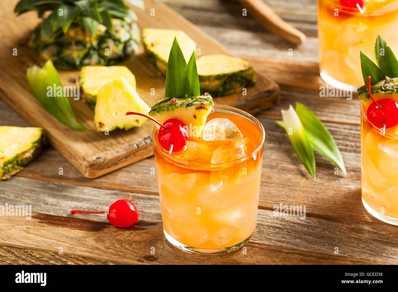 Des cocktails Mai Tai avec cerise ananas et rhum Banque D'Images