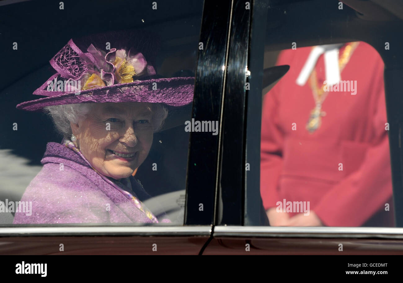 La reine Elizabeth II part après avoir assisté au service des Mattins de Pâques à la chapelle Saint-Georges, au château de Windsor, à Windsor, dans le Berkshire. Banque D'Images