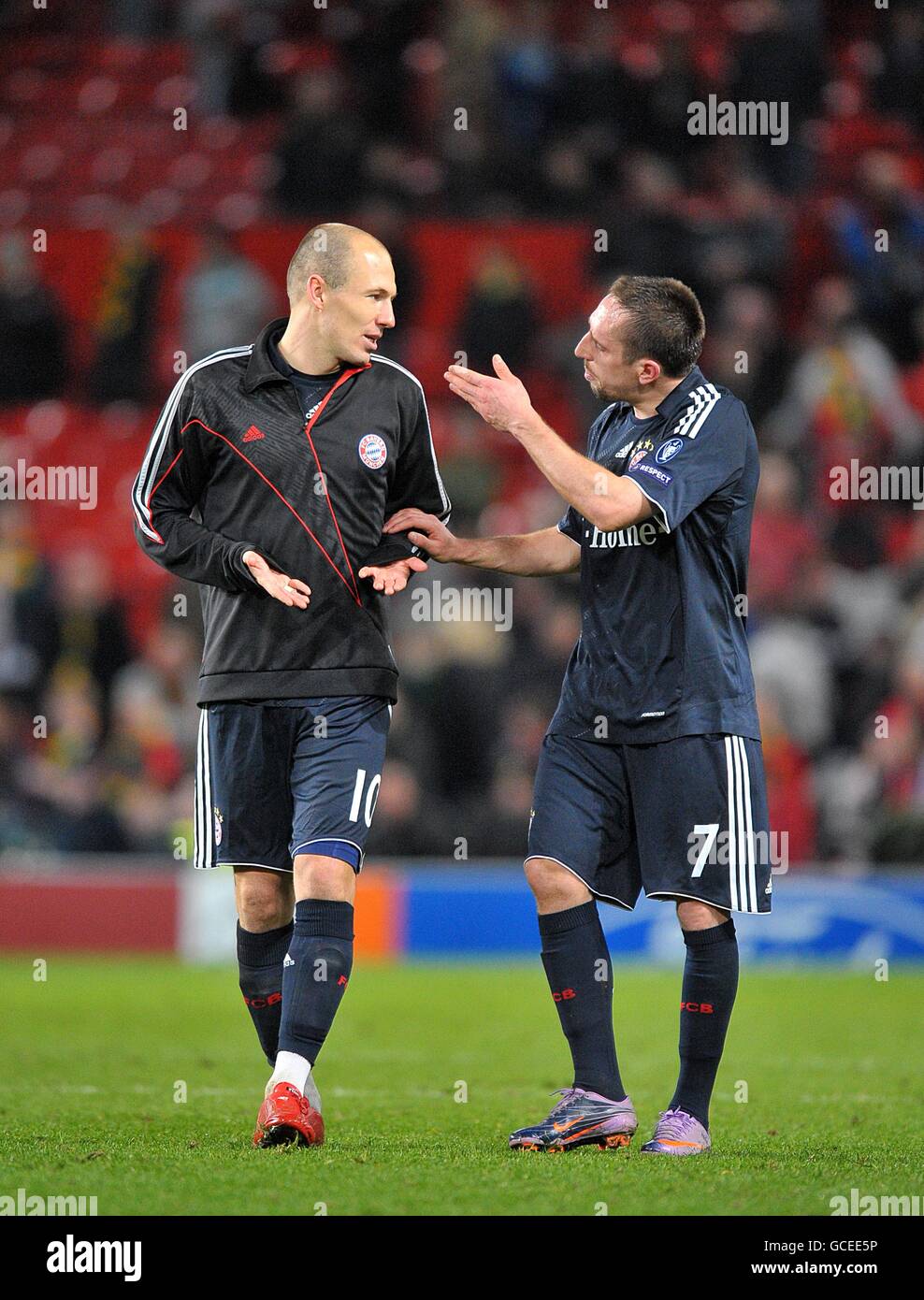 Football - UEFA Champions League - quart de finale - deuxième étape - Manchester United / Bayern Munich - Old Trafford.Franck Ribery (à droite) du Bayern Munich et son coéquipier Arjen Robben (à gauche) célèbrent la victoire après le coup de sifflet final Banque D'Images