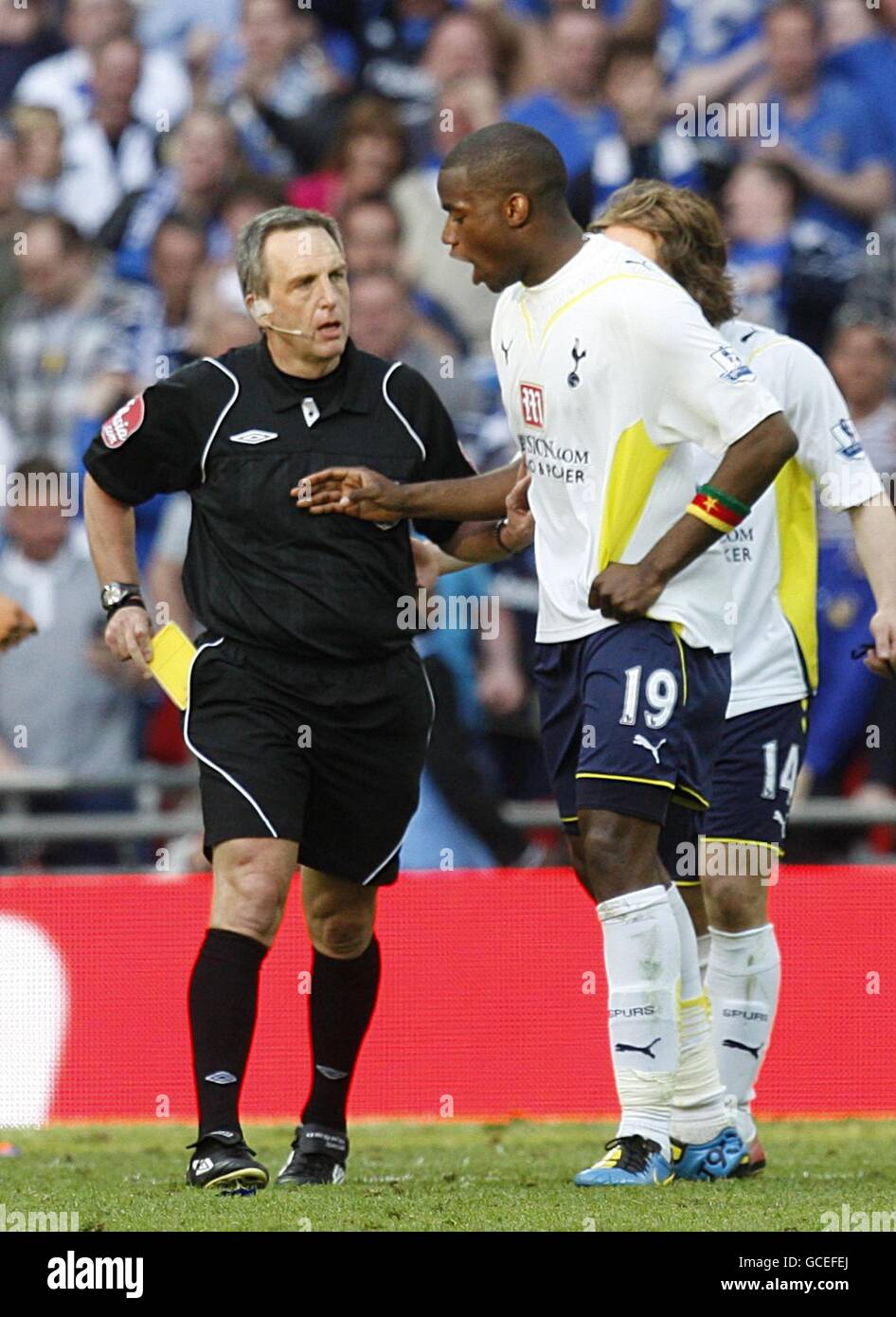 L'arbitre Alan Wiley (à gauche) montre le Wilson Palacios de Tottenham Hotspur (à droite) Une carte jaune pour une faute sur l'Aruna Dindane de Portsmouth Banque D'Images