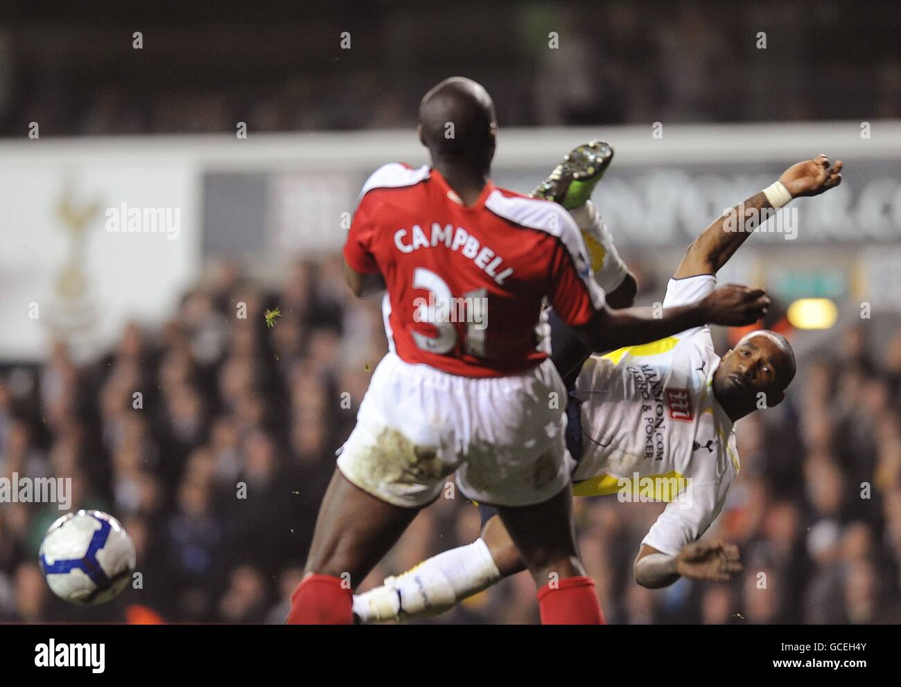 Jermain Defoe (à droite) de Tottenham Hotspur tombe sur le sol après avoir lutté contre sol Campbell (à gauche) d'Arsenal pour le ballon. Banque D'Images