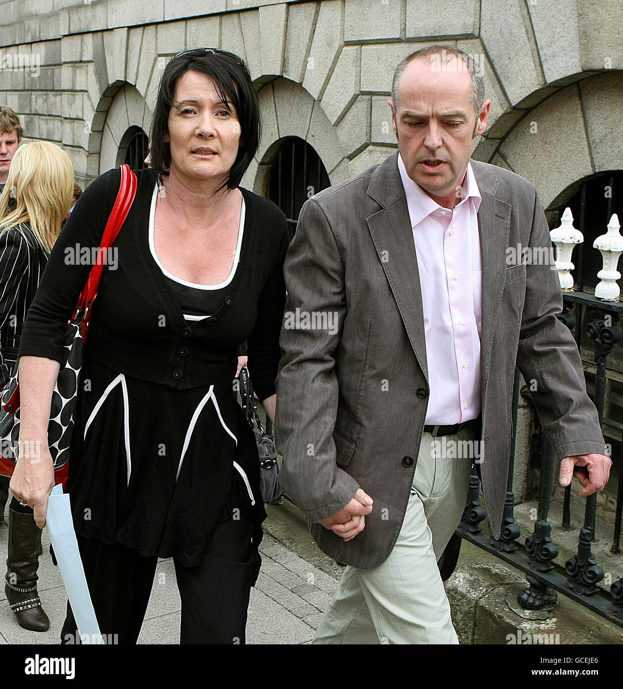 Leonie Clancy et son partenaire Tony Donnelly devant la cour de Wicklow  lors de l'enquête sur la mort de Shane Clancy Photo Stock - Alamy