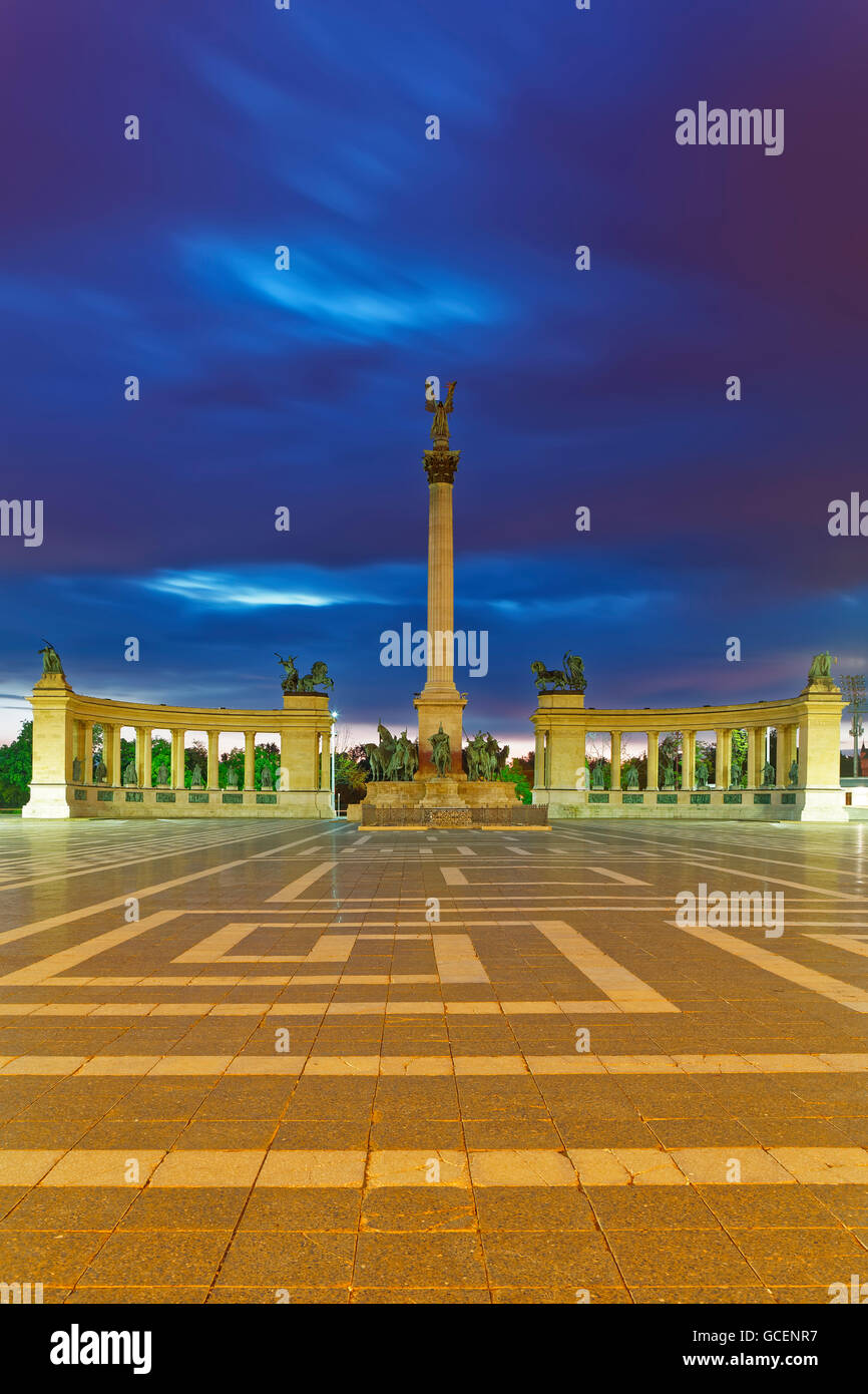 Monument du millénaire à la Place des Héros, Dusk, Budapest, Hongrie Banque D'Images