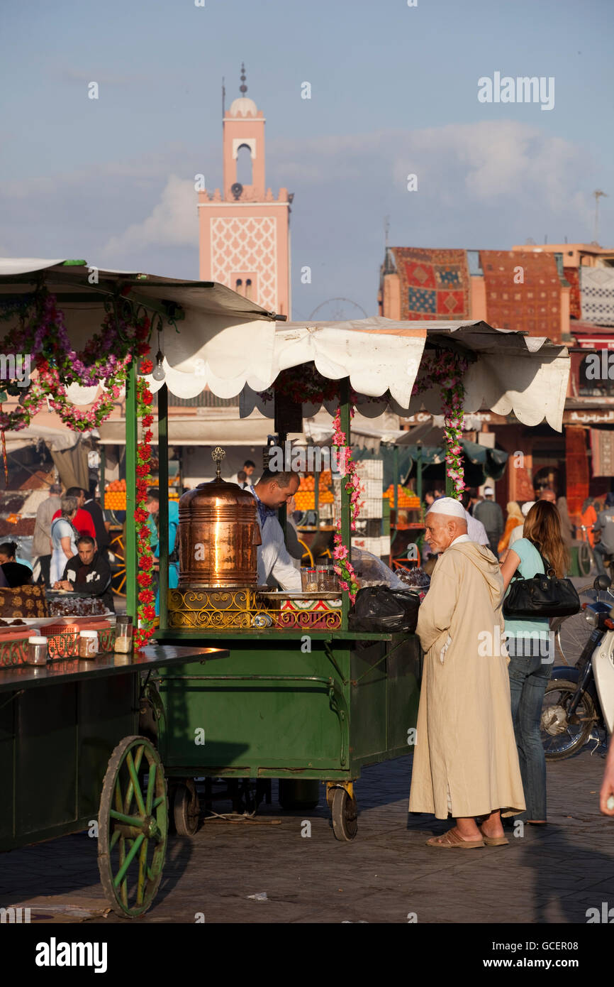 Vendeur de thé, Jamaa El Fna, la place centrale et de la place du marché, Marrakech, Maroc, Afrique Banque D'Images