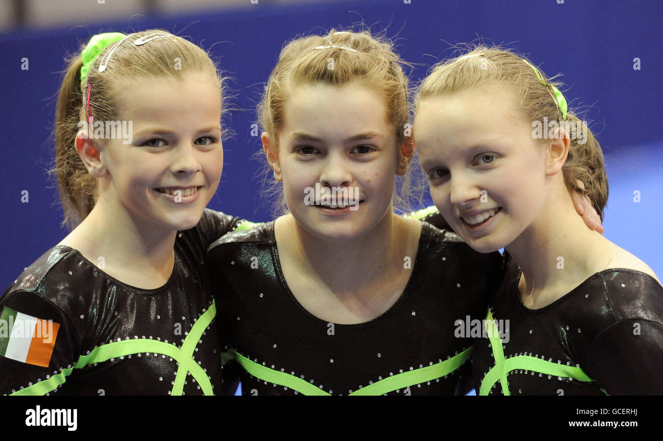 L'équipe junior d'Irlande pose pour une photo (de gauche à droite : Emma Lunn, Nicole Mawhinney et India McPeak) pendant la qualification junior des femmes des championnats européens de gymnastique à la National Indoor Arena, Birmingham Banque D'Images