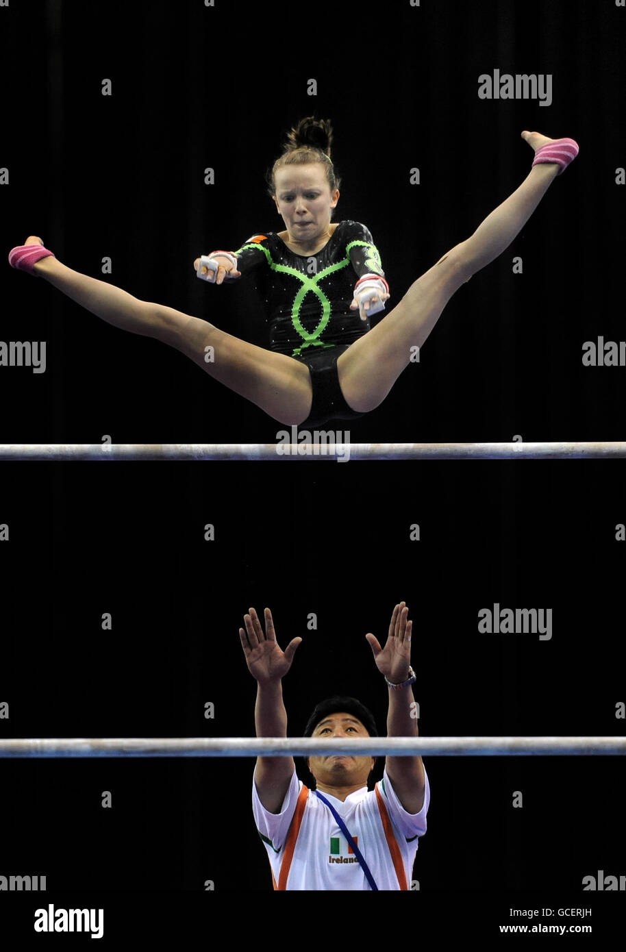 Nicole Mawhinney, de l'Irlande, participe aux compétitions sur les barres asymétriques lors de la qualification junior des femmes aux championnats européens de gymnastique à l'arène intérieure nationale de Birmingham Banque D'Images