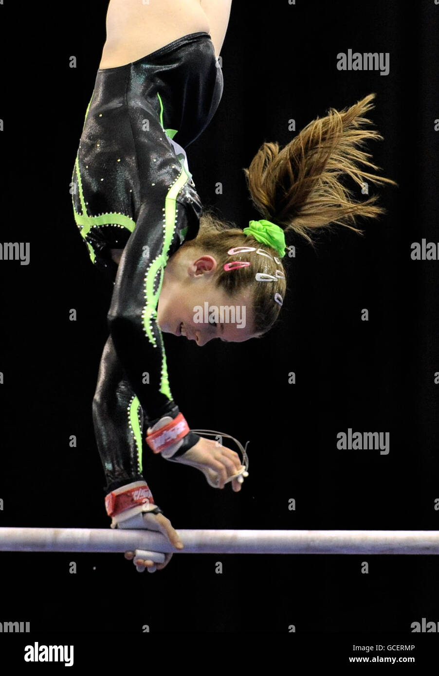 Emma Lunn, de l'Irlande, participe aux compétitions sur les barres asymétriques lors de la qualification junior des femmes des championnats européens de gymnastique à la National Indoor Arena, Birmingham Banque D'Images