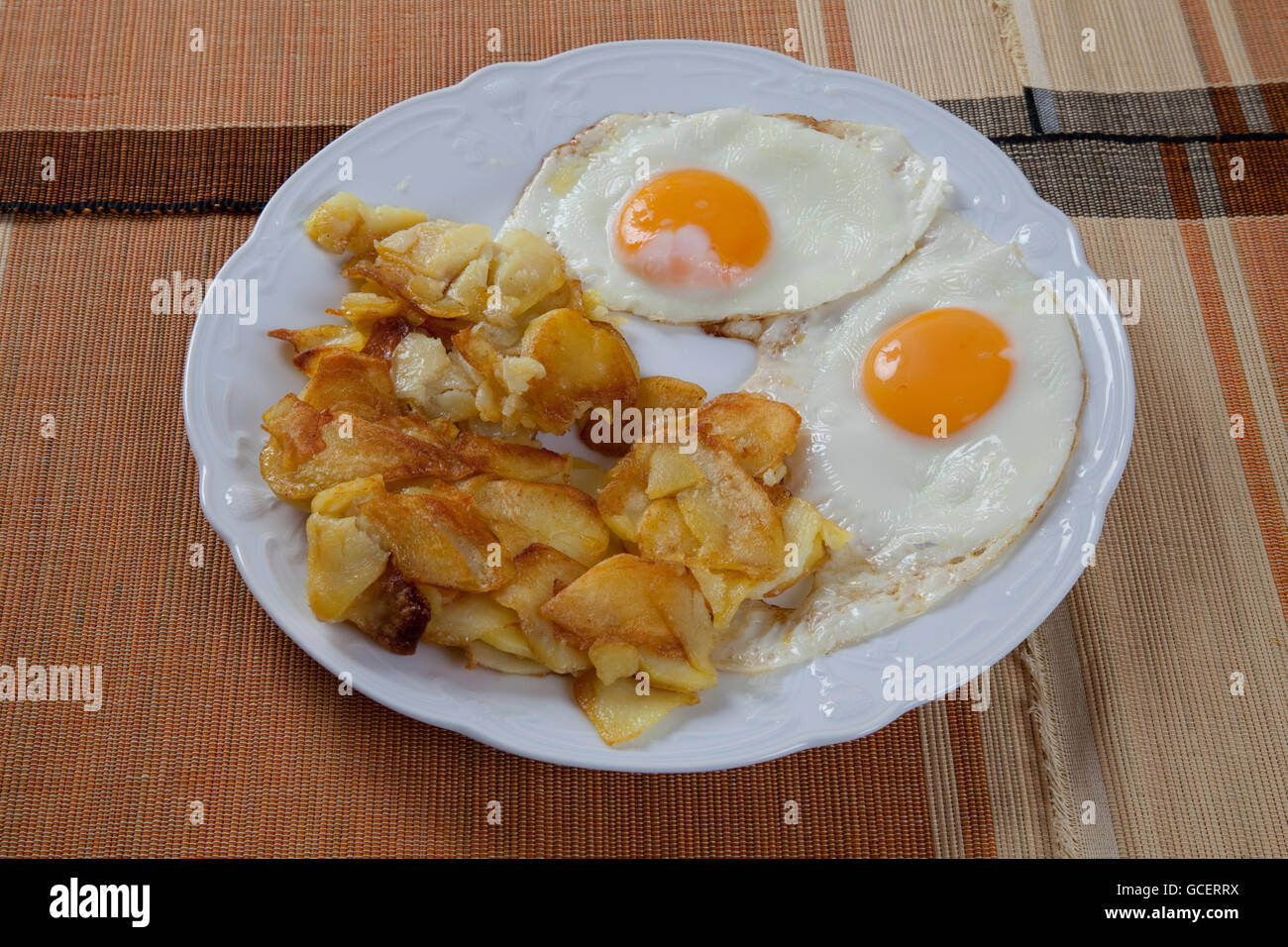 Assiette de frites et d'œufs au plat Banque D'Images