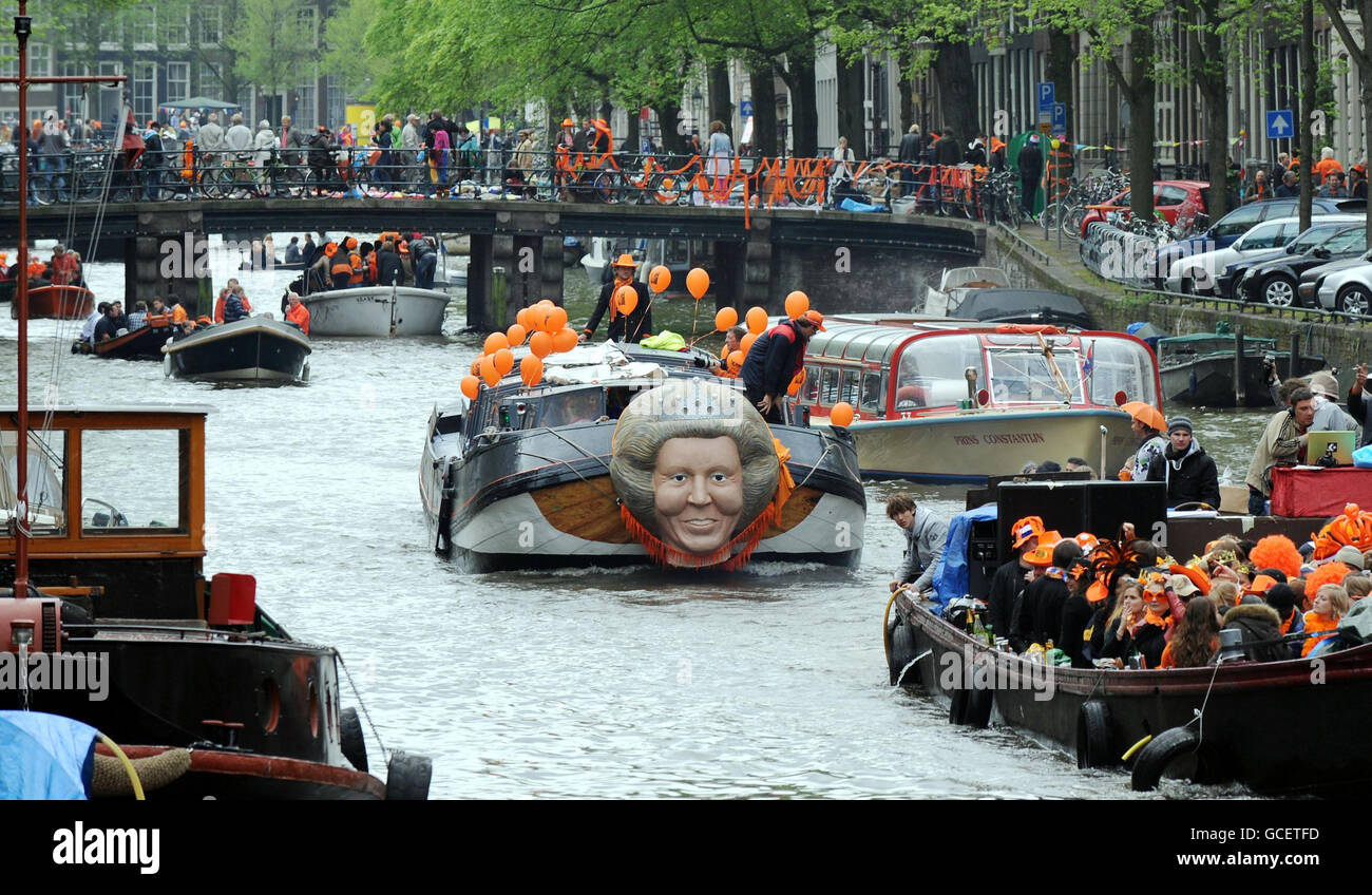 L'une des plus grandes fêtes de rue du monde a lieu aujourd'hui alors que la Hollande célèbre Queensday. Les canaux et les rues d'Amsterdam sont bourrés comme des dizaines de milliers de célébrer les vacances publiques avec des modèles de la reine Beatrix des pays-Bas fixés à des bateaux transportant des fêtards le long des kilomètres de canaux. Banque D'Images