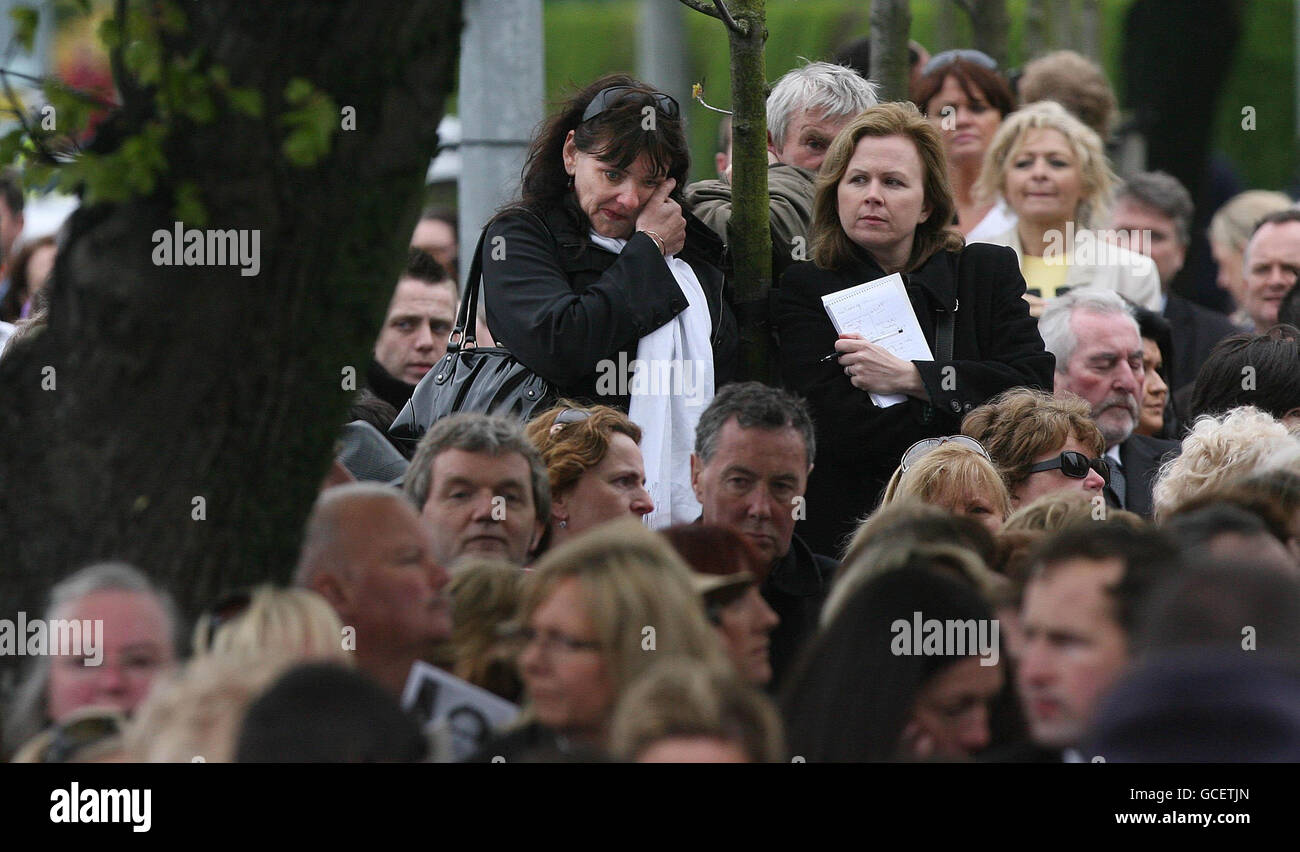 Les amateurs de funérailles de Gerry Ryan à l'église Saint-Jean-Baptiste de Clontarf, Dublin. Banque D'Images