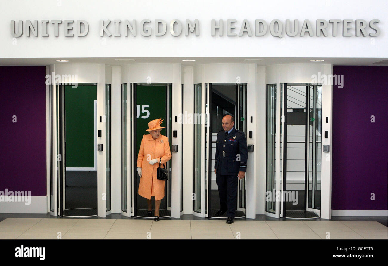 La reine Elizabeth II de Grande-Bretagne ouvre officiellement l'un des plus grands bâtiments militaires du Royaume-Uni, le quartier général conjoint permanent, à Northwood, dans l'ouest de Londres. Banque D'Images