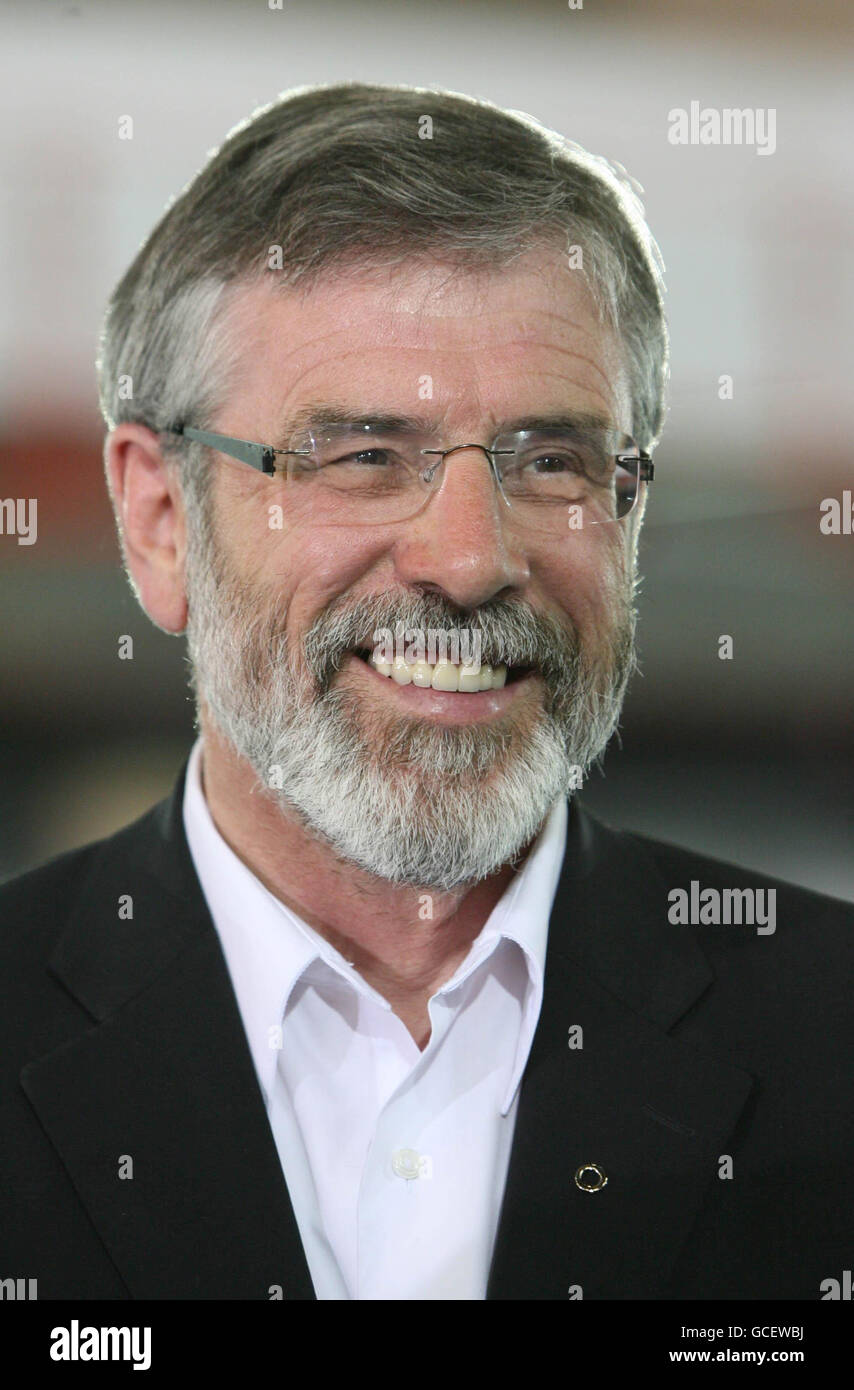 Gerry Adams, chef de Sinn Fein, célèbre sa victoire dans la circonscription de West Belfast au centre de comptage Kings Hall de Belfast. Banque D'Images