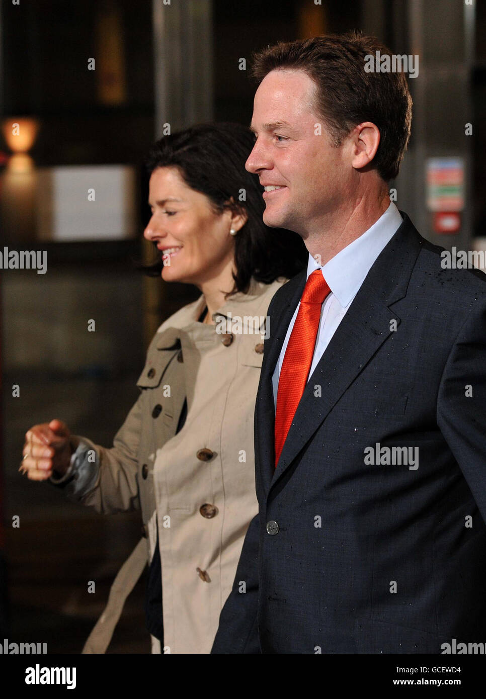 Nick Clegg, chef du parti libéral démocrate, et Miriam Gonzalez Durantez, son épouse, arrivent au centre sportif de Ponds Forge, à Sheffield. Banque D'Images