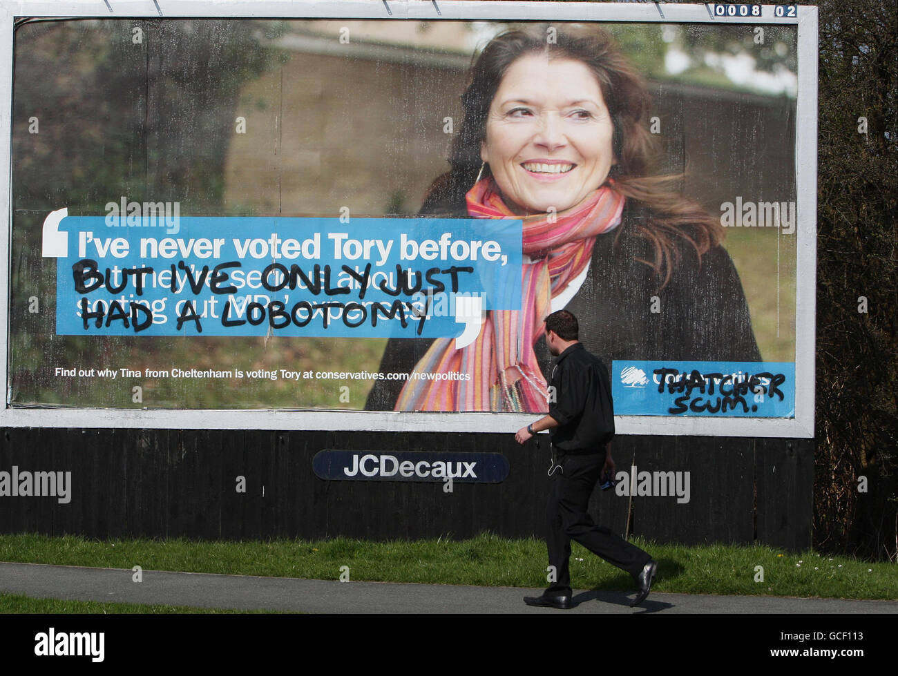 Grafitti qui a été peint par pulvérisation sur une affiche du Parti conservateur sur un panneau d'affichage en bord de route à Ormskirk, Merseyside. Banque D'Images