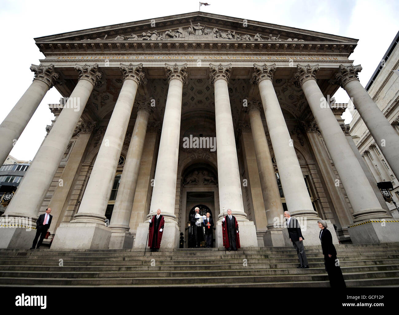 Le colonel Geoffrey Godbold, OBE, Common Cryer et Serjeant-at-Arms (au centre) lit la proclamation de la dissolution du Parlement actuel à l'extérieur de la City of London Corporation. Banque D'Images