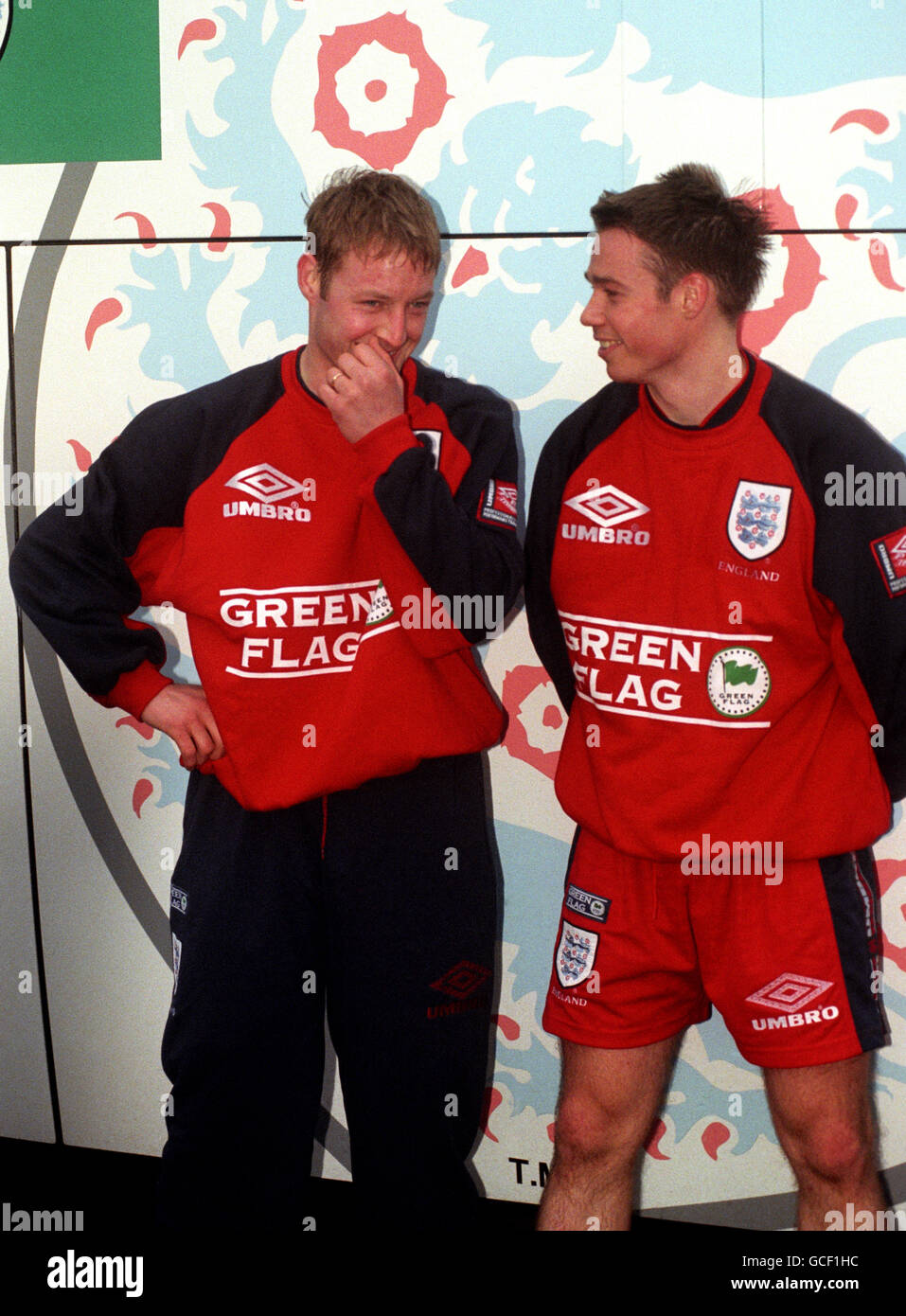 ENTRAÎNEMENT F/BALL ANGLETERRE. DAVID BATTY ET GRAEME LE SAUX PARLENT AUX MÉDIAS APRÈS UN ENTRAÎNEMENT À L'ABBAYE DE BISHAM EN PRÉPARATION POUR LE MATCH DES ENGLANDS CONTRE L'ITALIE, POUR UN MATCH DE QUALIFICATION DE LA COUPE DU MONDE. Banque D'Images