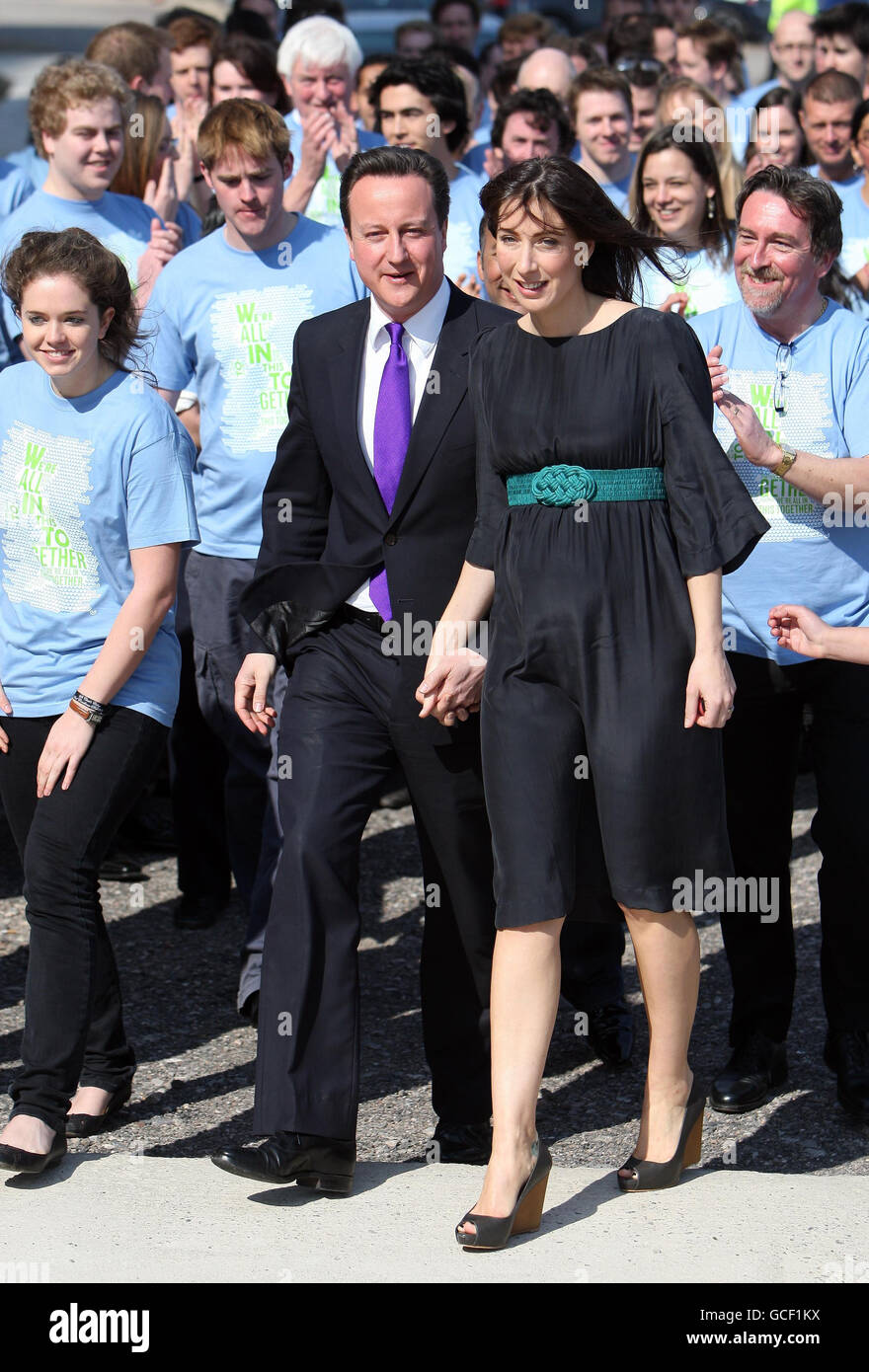 Le chef du Parti conservateur David Cameron et sa femme Samantha arrivent à la Battersea Power Station, à Londres, pour le lancement du manifeste électoral du Parti conservateur. Banque D'Images