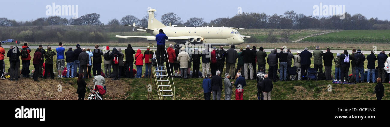 Les gens regardent un avion militaire de reconnaissance Nimrod MR2 alors qu'il atterrit au Yorkshire Air Museum près d'Elvington, York. Le Nimrod a fait son vol de RAF Kinloss pour devenir l'exposition de prix au musée et c'est le seul exemple en direct exposé dans n'importe quel musée dans le monde. Banque D'Images