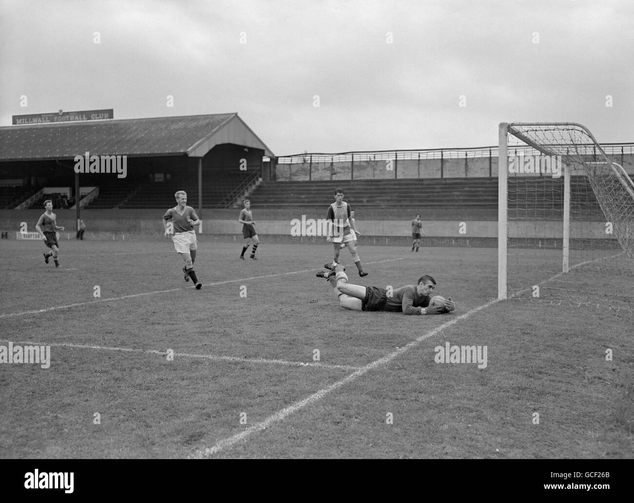 Le gardien de but Reg Davies plonge et rassemble en toute sécurité le ballon pendant The Trial Match à la Den Banque D'Images