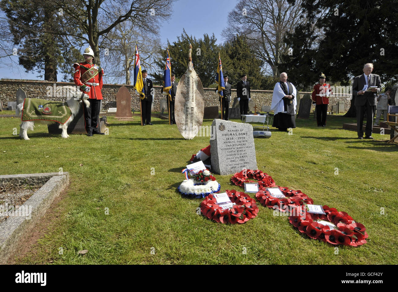 La pierre tombale nouvellement dévoilée du défenseur de la dérive de Rorke 25B/1178 Soldat Thomas Dawe de la Compagnie B 2e Bataillon 24e Regiment (2e Warwickshire) lors d'un service de redédicace au cimetière Wellington, Somerset. Banque D'Images
