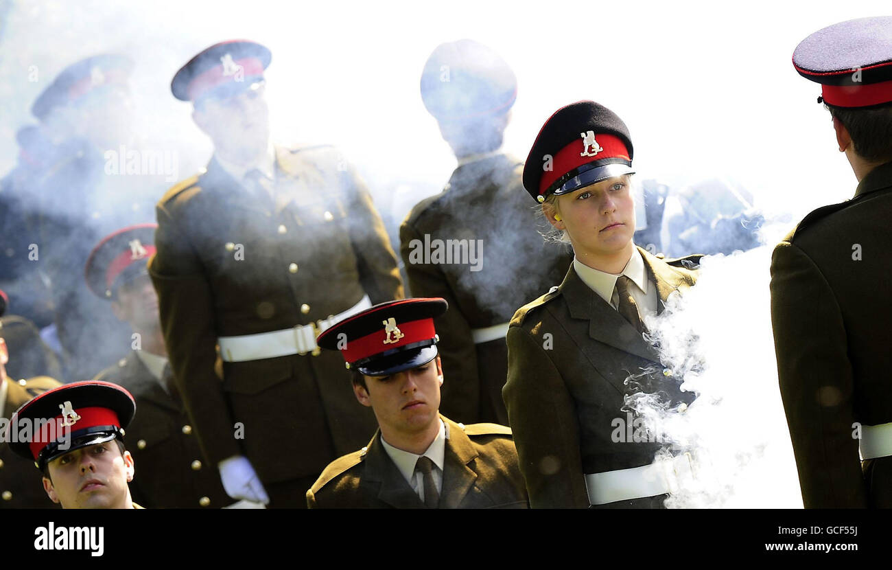 Les cadets de l'armée du corps de formation des officiers de l'Université de Leeds tirent leurs armes à feu lors de l'anniversaire de la Reine 21 dans les jardins du Musée, York. Banque D'Images