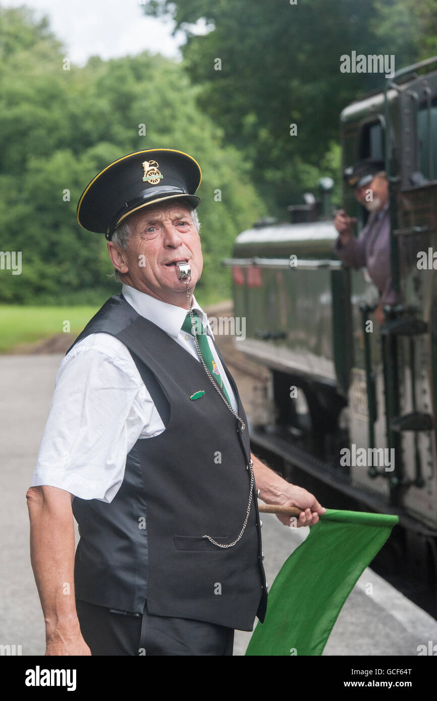 Un train à vapeur traditionnel dans la campagne des Cornouailles Banque D'Images