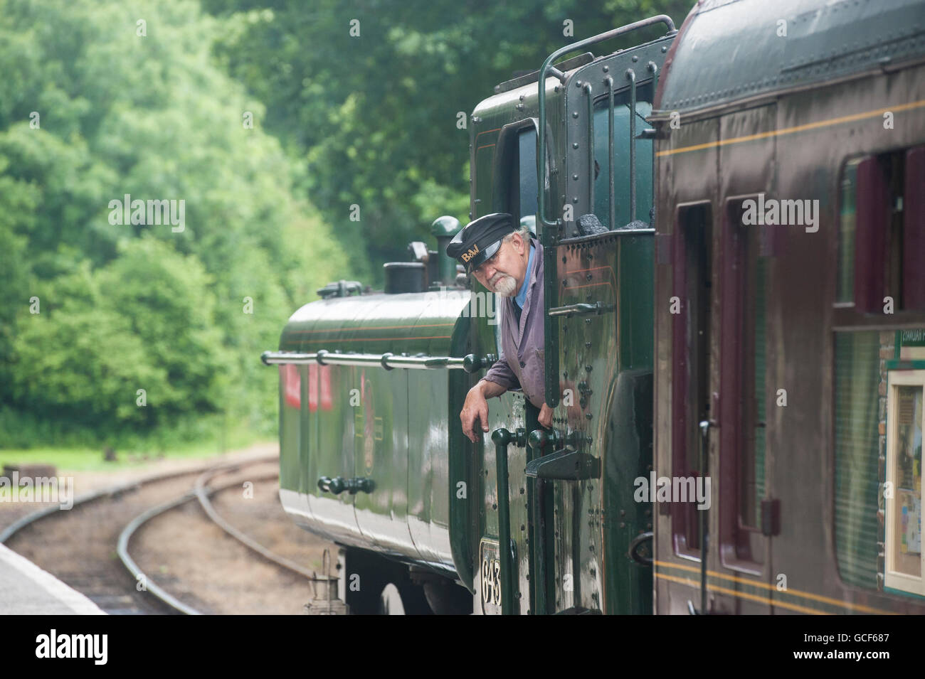 Un train à vapeur traditionnel dans la campagne des Cornouailles Banque D'Images