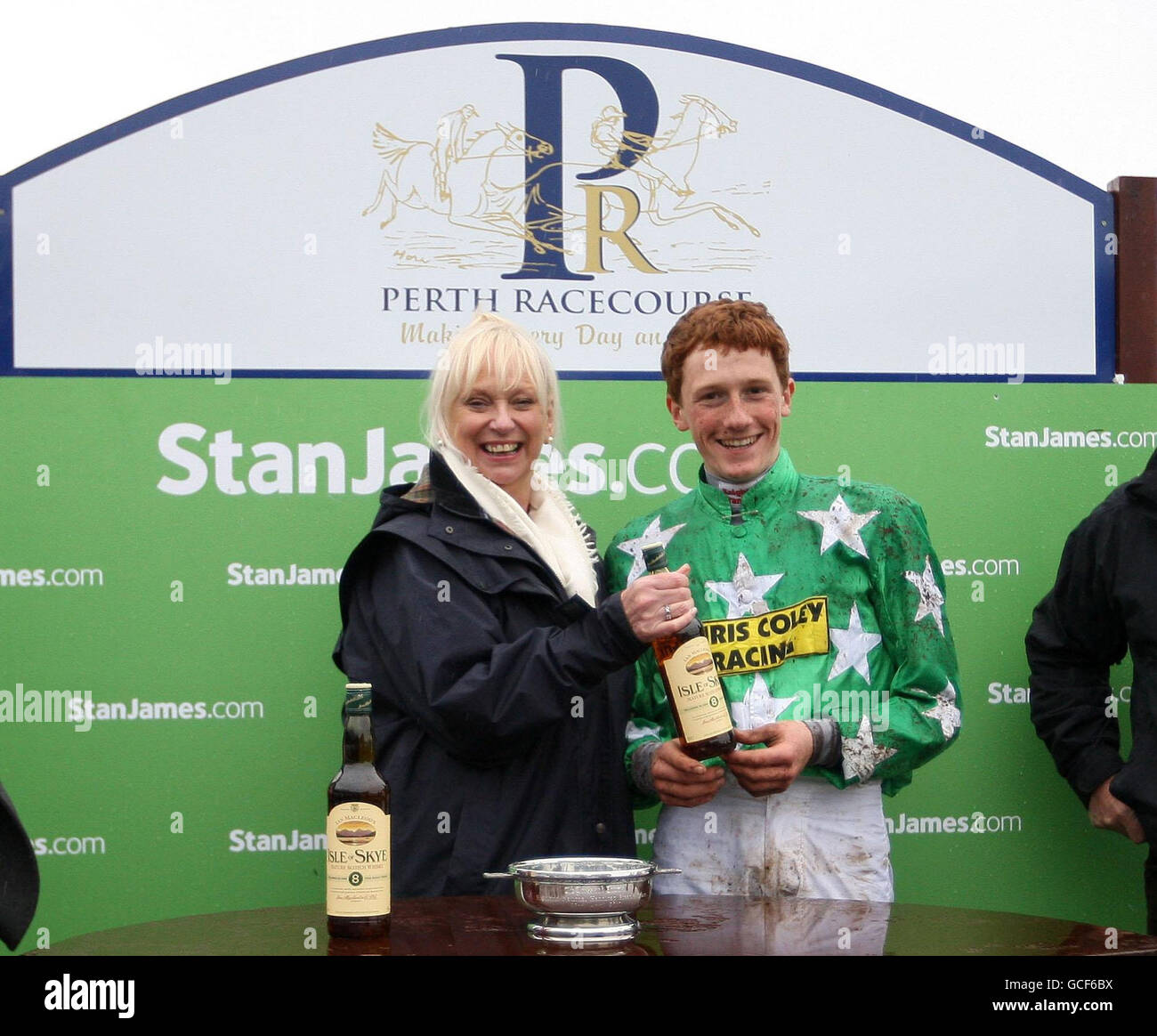 Janice Kennedy, représentant le Evening Express, présente le skipper Robin jockey Sam Twiston-Davies après avoir remporté la course de chasse à plat standard du Evening Express lors du festival Stan James Perth à l'hippodrome de Perth, en Écosse. Banque D'Images