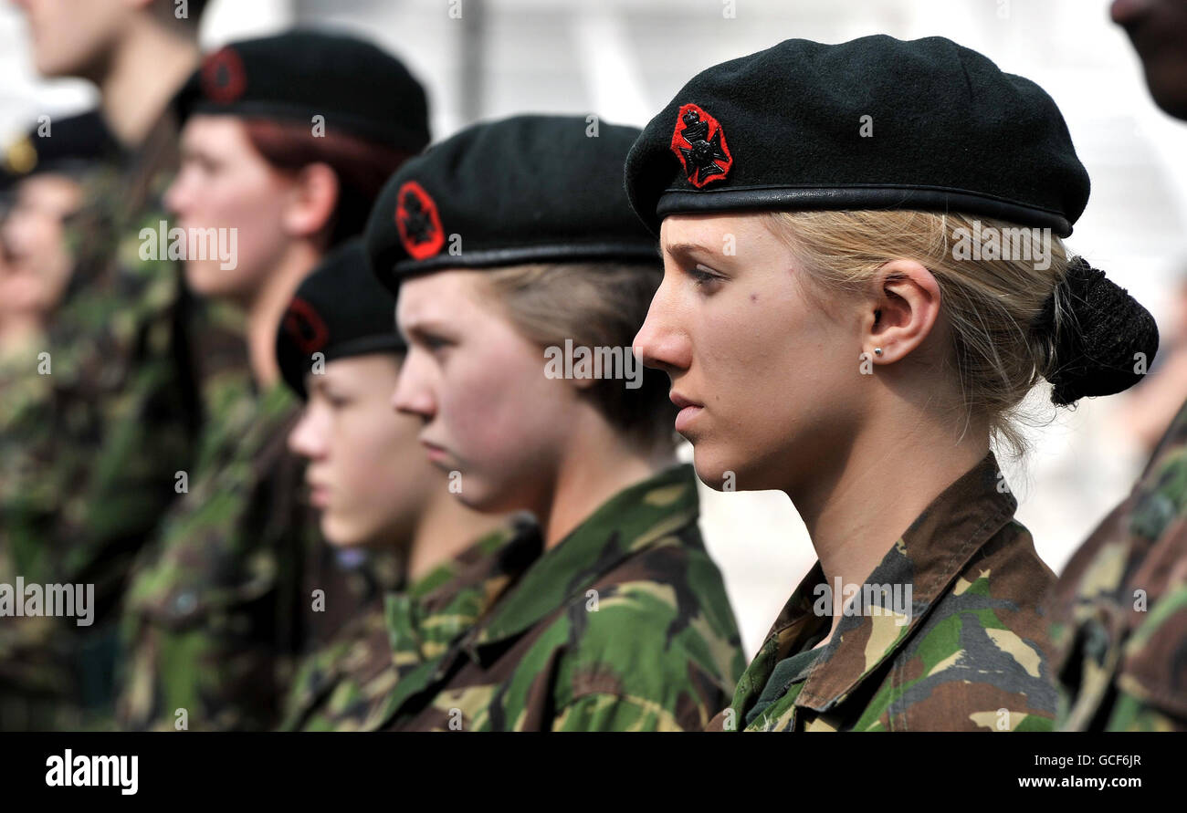 Un groupe de cadets de l'armée attire l'attention au Cenotaph, à Whitehall, dans le centre de Londres, tandis qu'une collection combinée de cadets de l'Armée, de la Marine et de l'Armée de l'Air célèbrent le 150e anniversaire de la force et le jour Saint-Georges d'hier. Banque D'Images