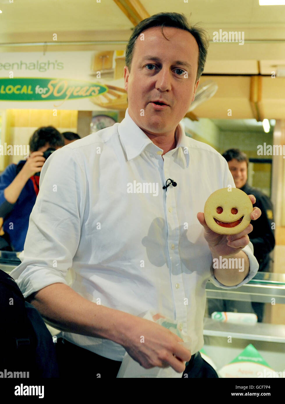 Le chef du Parti conservateur David Cameron rencontre aujourd'hui les acheteurs du marché de Bury, dans le Grand Manchester. Banque D'Images