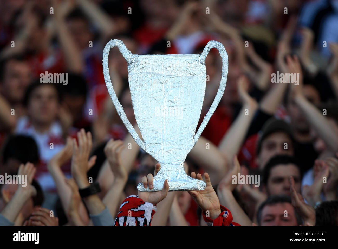 Football - Ligue des champions de l'UEFA - semi finale - deuxième étape - Lyon / Bayern Munich - Municipal de Gerland.Un fan du Bayern Munich détient une coupe du trophée de la ligue des champions dans les tribunes Banque D'Images