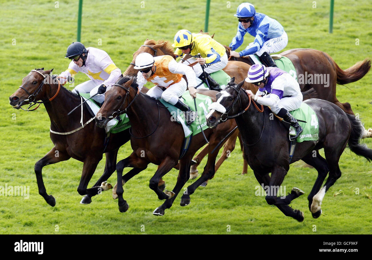 Tartan Gigha, monté par Kieren Fallon (à gauche), remporte les Stanjames.com participations dans le Suffolk pendant la journée Gunieas StanJames.com 2000 à l'hippodrome de Newmarket. Banque D'Images