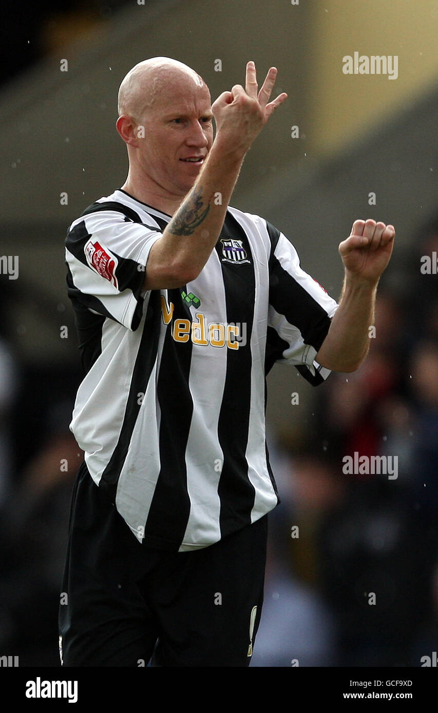 Lee Hughes du comté de Notts tient trois doigts après avoir pensé qu'il a marqué son tour de chapeau. Seulement pour l'un des buts à être attribué à Ben Davies Banque D'Images