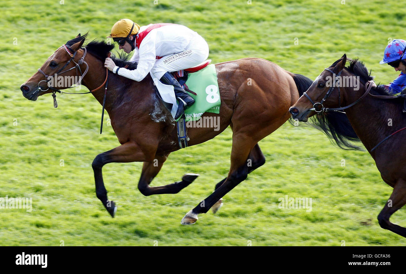 Equiano monté par Michael Hills (à gauche) gagne les Stanjames.com enjeux de la maison du Palais pendant la journée de Gunieas StanJames.com 2000 à l'hippodrome de Newmarket. Banque D'Images