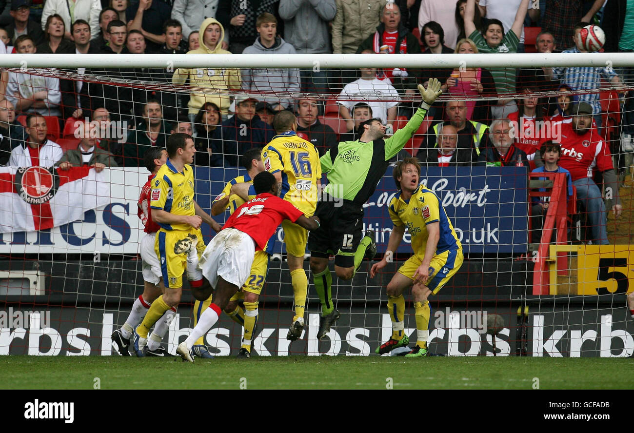 Le gardien de but de Leeds United sauve le ballon d'aller dans le filet après une tentative par Sam Sodje de Charltons pendant le match de la Coca-Cola League One à la Valley, Londres. Banque D'Images